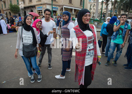 Il Cairo, Egitto. Xii Sep, 2016. Gli egiziani visita il Khan el-Khalili dopo aver frequentato l'Eid al-Adha preghiere alla Moschea Al-Hussein al Cairo, Egitto, Sett. 12, 2016. I musulmani di tutto il mondo celebrano l'Eid al-Adha festival, o la festa del sacrificio. © Meng Tao/Xinhua/Alamy Live News Foto Stock