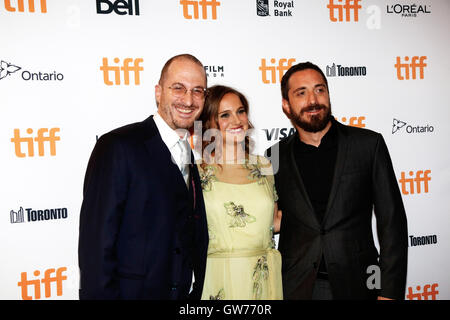 Toronto, Canada. Undicesimo Sep, 2016. Produttore di Darren Aronofsky (l), Natalie Portman e direttore PABLO LARRAIN assistere alla premiere di Jackie durante la quarantunesima edizione del Toronto International Film Festival, TIFF a Elgin Theatre di Toronto, Canada, il 11 settembre 2016. Foto: Hubert Boesl /dpa - nessun filo SERVICE -/dpa/Alamy Live News Foto Stock