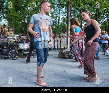 Berlino, Germania, 11 settembre 2016. La gente ballare la musica di batteristi, Puto Productions. I berlinesi e i visitatori della città potrete rilassarvi in Mauerpark e godersi il sole estivo. Dopo un deludente estate, clima caldo torna in Europa e la gente accorreva da spazi esterni a crogiolarvi al sole e godere della musica e dei pasti per picnic. Credito: Eden Breitz/Alamy Live News Foto Stock