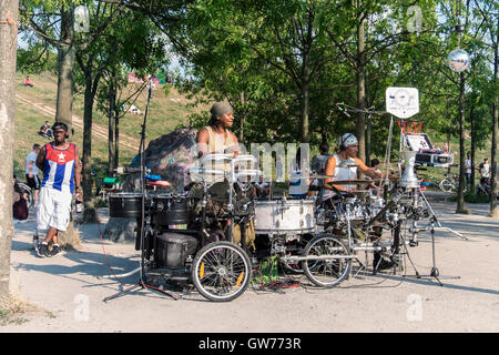 Berlino, Germania, 11 settembre 2016. I percussionisti (Puto Productions) suona la batteria nel parco. I berlinesi e i visitatori della città potrete rilassarvi in Mauerpark e godersi il sole estivo. Dopo un deludente estate, clima caldo torna in Europa e la gente accorreva da spazi esterni a crogiolarvi al sole e godere della musica e dei pasti per picnic. Credito: Eden Breitz/Alamy Live News Foto Stock