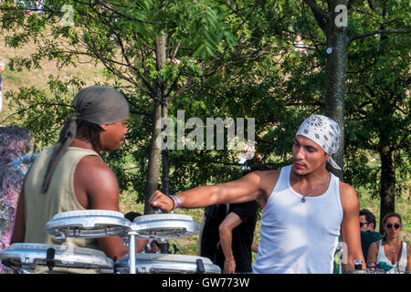 Berlino, Germania, 11 settembre 2016. I percussionisti (Puto Productions) suona la batteria nel parco. I berlinesi e i visitatori della città potrete rilassarvi in Mauerpark e godersi il sole estivo. Dopo un deludente estate, clima caldo torna in Europa e la gente accorreva da spazi esterni a crogiolarvi al sole e godere della musica e dei pasti per picnic. Credito: Eden Breitz/Alamy Live News Foto Stock