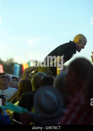 Tim Booth cantante della band James, folla-surf durante l'OnBlackheath Music Festival 2016. Foto Stock