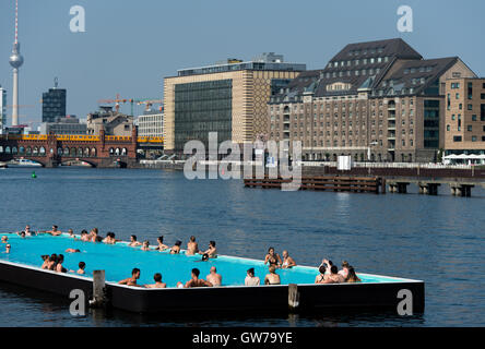 Berlino, Germania. Xii Sep, 2016. Bagnanti per godersi il tempo in estate presso la balneazione Badeschiff nave a Berlino, Germania, 12 settembre 2016. Foto: Monika SKOLIMOWSKA/dpa/Alamy Live News Foto Stock