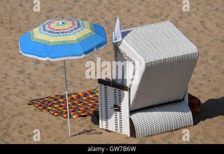 Berlino, Germania. Xii Sep, 2016. Un ombrellone e sdraio sulla spiaggia al lago Wannsee pubblica spiaggia balneare a temperature di circa 30 gradi Celsius, Berlino, Germania, 12 settembre 2016. Foto: RALF HIRSCHBERGER/DPA/Alamy Live News Foto Stock