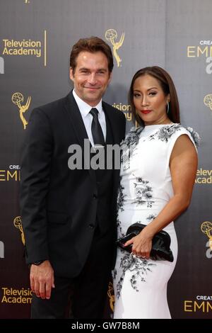 Los Angeles, CA, Stati Uniti d'America. Undicesimo Sep, 2016. Robb Derringer, Carrie Ann Inaba presso gli arrivi per 2016 Creative Arts Emmy Awards - SUN, Microsoft Theatre, Los Angeles, CA 11 settembre 2016. © Priscilla concedere/Everett raccolta/Alamy Live News Foto Stock