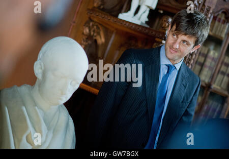 Pattensen, Germania. Xii Sep, 2016. Ernst August von Hannover svela un busto di Gottfried Wilhelm Leibniz nella libreria a Marienburg Palace vicino a Pattensen, Germania, 12 settembre 2016. A fianco di quelle di Beethoven, Goethe e Schiller, il busto di Gottfried Wilhelm Leibniz andrà sul display per contrassegnare il trecentesimo anniversario della sua morte. Foto: JULIAN STRATENSCHULTE/DPA/Alamy Live News Foto Stock