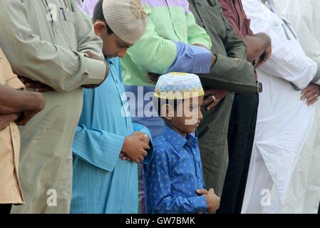 Colombo, Sri Lanka. Xii Sep, 2016. Le persone che frequentano una preghiera di massa per contrassegnare l'Eid al-Adha festival presso il Galle Face esplanade in Colombo, Sri Lanka, Sett. 12, 2016. I musulmani di tutto il mondo celebrano l'Eid al-Adha festival, o la festa del sacrificio. Credito: A. Rajith/Xinhua/Alamy Live News Foto Stock