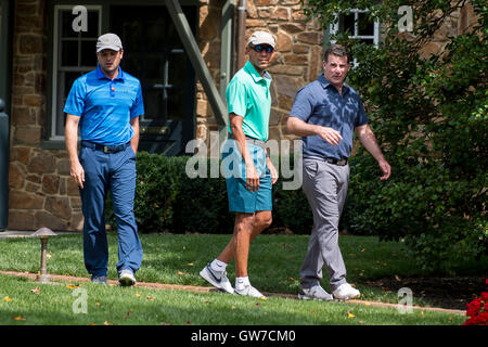 Owings Mills, Maryland, Stati Uniti d'America. Decimo Sep, 2016. Il Presidente degli Stati Uniti Barack Obama è accolto da golfisti non identificato come egli arriva a giocare una partita di golf a valle Grotte Golf Club a Owings Mills, nel Maryland, Stati Uniti, il Sabato, Settembre 10, 2016. Grotte Valle è una proprietà soci club privato che è stato classificato tra i top 50 delle migliori d'America corsi moderno da GolfWeek Magazine. Credito: Pete Marovich/Piscina via CNP - nessun filo SERVICE - © dpa/Alamy Live News Foto Stock