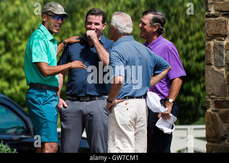 Owings Mills, Maryland, Stati Uniti d'America. Decimo Sep, 2016. Il Presidente degli Stati Uniti Barack Obama è accolto da golfisti non identificato come egli arriva a giocare una partita di golf a valle Grotte Golf Club a Owings Mills, nel Maryland, Stati Uniti, il Sabato, Settembre 10, 2016. Grotte Valle è una proprietà soci club privato che è stato classificato tra i top 50 delle migliori d'America corsi moderno da GolfWeek Magazine. Credito: Pete Marovich/Piscina via CNP - nessun filo SERVICE - © dpa/Alamy Live News Foto Stock