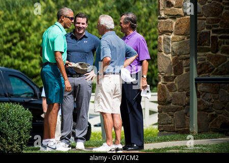 Owings Mills, Maryland, Stati Uniti d'America. Decimo Sep, 2016. Il Presidente degli Stati Uniti Barack Obama è accolto da golfisti non identificato come egli arriva a giocare una partita di golf a valle Grotte Golf Club a Owings Mills, nel Maryland, Stati Uniti, il Sabato, Settembre 10, 2016. Grotte Valle è una proprietà soci club privato che è stato classificato tra i top 50 delle migliori d'America corsi moderno da GolfWeek Magazine. Credito: Pete Marovich/Piscina via CNP - nessun filo SERVICE - © dpa/Alamy Live News Foto Stock