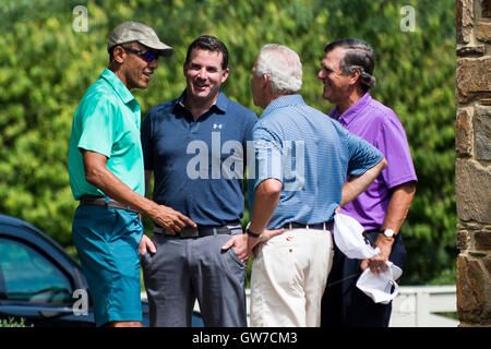 Owings Mills, Maryland, Stati Uniti d'America. Decimo Sep, 2016. Il Presidente degli Stati Uniti Barack Obama è accolto da golfisti non identificato come egli arriva a giocare una partita di golf a valle Grotte Golf Club a Owings Mills, nel Maryland, Stati Uniti, il Sabato, Settembre 10, 2016. Grotte Valle è una proprietà soci club privato che è stato classificato tra i top 50 delle migliori d'America corsi moderno da GolfWeek Magazine. Credito: Pete Marovich/Piscina via CNP - nessun filo SERVICE - © dpa/Alamy Live News Foto Stock