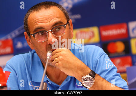 Kiev, Ucraina. 12 Settembre, 2016. SSC Napoli manager Maurizio Sarri Partecipa a conferenza stampa prima di UEFA Champions League contro l'FC Dynamo Kyiv a NSC Olympic Stadium. Napoli dovrà affrontare la Dynamo Kyiv nella UEFA Champions League Gruppo B prima partita il 13 settembre 2016. Oleksandr Prykhodko/Alamy Live News Foto Stock