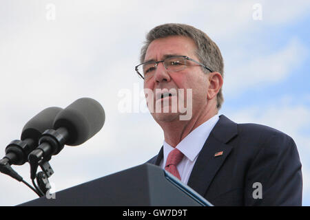 Washington, USA. Undicesimo Sep, 2016. Stati Uniti Segretario della Difesa Ash Carter rende commento al memoriale del Pentagono a Washington, DC durante un'osservanza cerimonia per commemorare il quindicesimo anniversario di 9/11 di attacchi terroristici, Domenica, 11 settembre 2016. Credito: Dennis Brack/Piscina via CNP - nessun filo SERVICE - © dpa/Alamy Live News Foto Stock