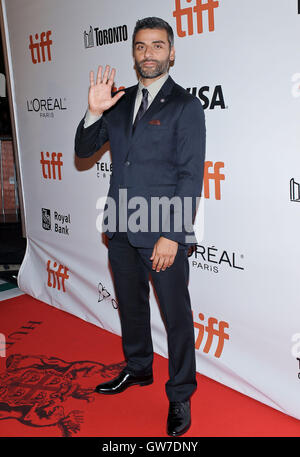 Toronto, Ontario, Canada. Undicesimo Sep, 2016. 11 Settembre 2016 - Toronto Ontario Canada - Oscar Isaac. ''La promessa " Premiere - 2016 Toronto International Film Festival che si tiene a Roy Thomson Hall. Photo credit: Brent Perniac/AdMedia © Brent Perniac/AdMedia/ZUMA filo/Alamy Live News Foto Stock