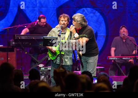 Green Bay, Wisconsin, Stati Uniti d'America. 31 Agosto, 2016. JEFF COOK E RANDY OWEN di Alabama eseguire live al centro Resch in Green Bay, Wisconsin © Daniel DeSlover/ZUMA filo/Alamy Live News Foto Stock