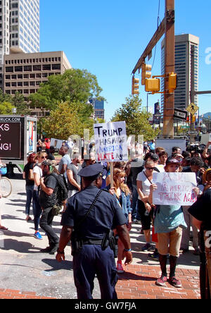 Baltimore, Stati Uniti d'America. 12 Settembre, 2016. Giovani tenere anti Donald Trump segni a una protesta nel centro cittadino di Settembre 12, 2016 a Baltimora, MD. Credito: Cheryl Moulton/Alamy Live News Foto Stock