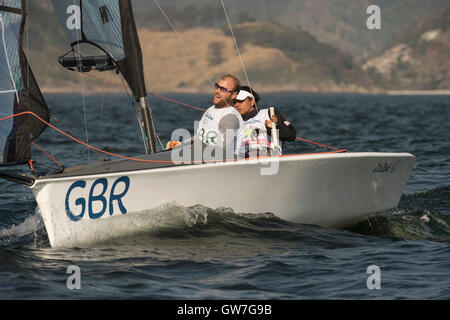 Gran Bretagna Alexandra Rickham e Niki Birrell nel SKUD18 classe gara durante la competizione di vela al 2016 Paralimpiadi. Foto Stock