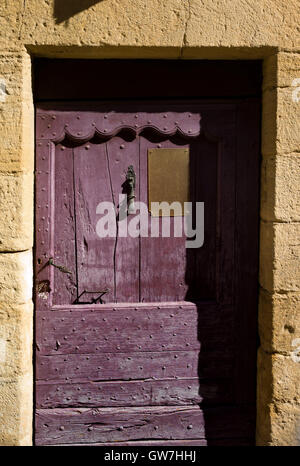 Vecchia porta viola, Gourdon, Valle del Lot, Francia Foto Stock