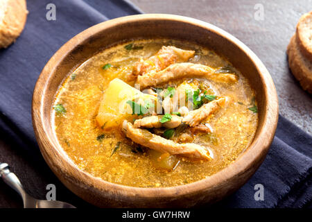 Carne fresca zuppa di verdure e orzo in legno rustico bowl - in casa cibo caldo Foto Stock