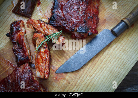 Homade maiale bbq ribs con patatine fritte sul tavolo Foto Stock