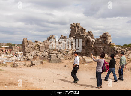 I turisti serpeggianti attraverso le antiche rovine di lato, la Turchia. Foto Stock