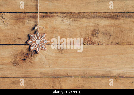 Decorazione di Natale appeso su legno texture di sfondo con copia spazio. Foto Stock