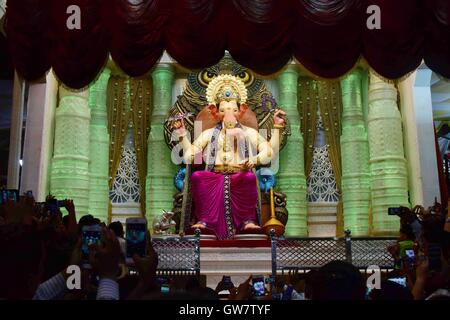 Un primo sguardo Lalbaugcha Raja idolo elephant intitolata Dio Ganesh photo shoot Lalbaugcha Raja Sarvajanik Ganeshotsav Mandal Mumbai Foto Stock