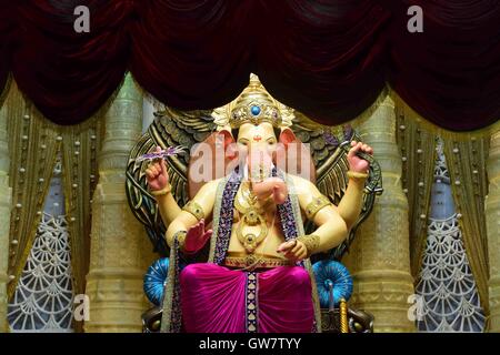 Un primo sguardo Lalbaugcha Raja idolo elephant intitolata Dio Ganesh photo shoot Lalbaugcha Raja Sarvajanik Ganeshotsav Mandal Mumbai Foto Stock