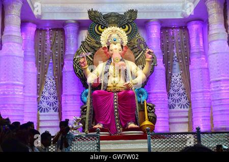 Lalbaugcha Raja idolo Ganpati elephant intitolata Dio Ganesh Sarvajanik Ganeshotsav Mandal Mumbai India Foto Stock