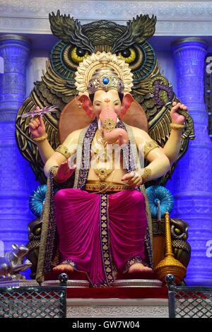 Un primo sguardo Lalbaugcha Raja idolo elephant intitolata Dio Ganesh photo shoot Lalbaugcha Raja Sarvajanik Ganeshotsav Mandal Mumbai Foto Stock