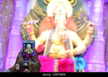 Un primo sguardo Lalbaugcha Raja idolo dio indù Ganesh durante il photo shoot Sarvajanik Ganeshotsav Mandal Mumbai settembre 1,2016 Foto Stock