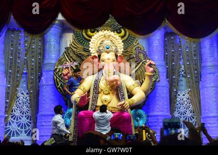 Un primo sguardo Lalbaugcha Raja idolo dio indù Ganesh photo shoot Sarvajanik Ganeshotsav Mandal Mumbai settembre 1,2016 Foto Stock