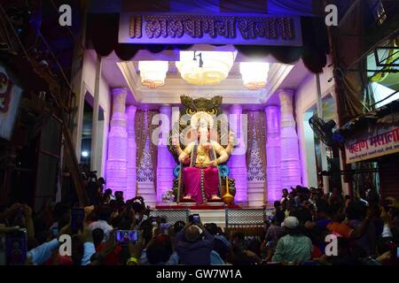 Un primo sguardo di Lalbaugcha Raja idolo elephant intitolata dio indù Ganesh durante il photo shoot Sarvajanik Ganeshotsav Mandal Mumbai Foto Stock