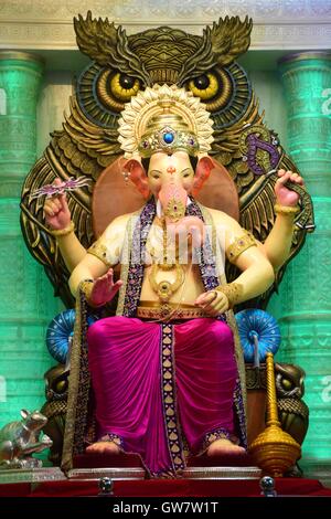 Lalbaugcha Raja un idolo del dio indù Ganesh Sarvajanik Ganeshotsav Mandal Mumbai India Foto Stock