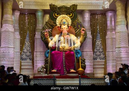 Un primo sguardo di Lalbaugcha Raja idolo elephant intitolata dio indù Ganesh durante il photo shoot Sarvajanik Ganeshotsav Mandal Mumbai Foto Stock