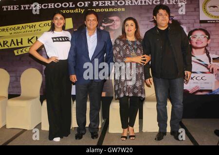 Gli attori di Bollywood Anushka Ranjan Shashi Ranjan filmmakers Farah Khan Sajid Khan Farah Khan Indian Television Academy Mumbai Foto Stock