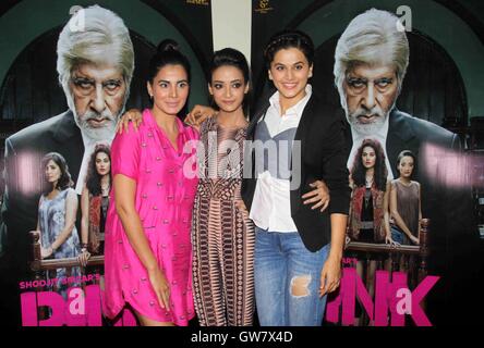 Gli attori di Bollywood Kirti Kulhari, Andrea Tariang e Taapsee Pannu durante l'interazione multimediale di film rosa in Mumbai Foto Stock