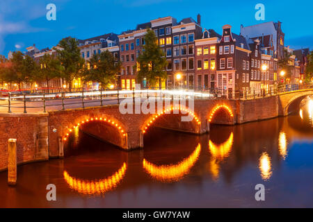 Notte Vista sulla città di Amsterdam canal e ponte Foto Stock