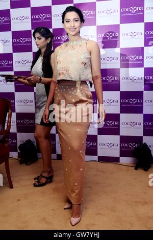 Attore di Bollywood Gauhar Khan durante il lancio del centro Cocoona per estetica cosmetic clinic in New Delhi Foto Stock