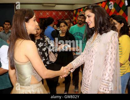 Attore di Bollywood Nargis Fakhri e cantante Neeti Mohan durante la promozione del film set Banjo della voce India Mumbai per bambini Foto Stock