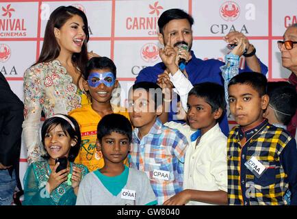 Attore di Bollywood Vivek Oberoi festeggia il compleanno Jacqueline Fernandez affetti da tumore Carnevale Kids Cinema CPAA Mumbai Foto Stock