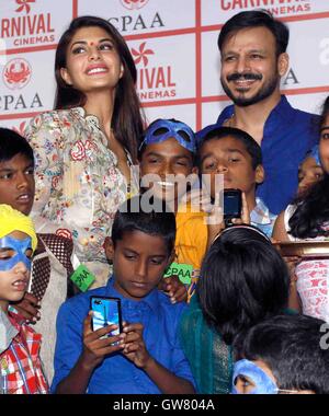 Attore di Bollywood Vivek Oberoi festeggia il compleanno Jacqueline Fernandez affetti da tumore Carnevale Kids Cinema CPAA Mumbai Foto Stock