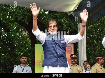 Attore di Bollywood Amitabh Bachchan durante la NDTV Dettol Maha Cleanathon campagna presso l'Ospedale di JJ complesso in Mumbai Foto Stock