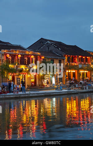 Ristoranti riflessa in Thu Bon fiume al tramonto, Hoi An (Patrimonio Mondiale dell'UNESCO), Vietnam Foto Stock
