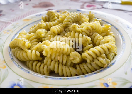 Piatto di pasta con il tradizionale pesto genovese Foto Stock