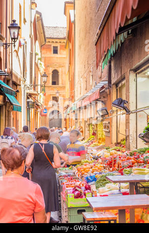 Frutta e verdura nella vecchia area di mercato del centro storico di Bologna in Italia Foto Stock