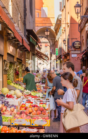 Frutta e verdura nella vecchia area di mercato del centro storico di Bologna in Italia Foto Stock