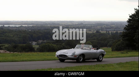 Jaguar E-type auto insieme fuori dalla casa di Goodwood nel West Sussex sull'E-Type Round Britain unità costiere, un 3,600-mile tour costiere della Bretagna, a sostegno del cancro della prostata UK. Foto Stock