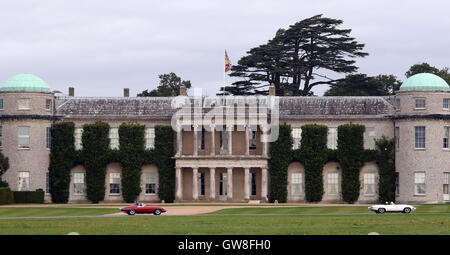 Jaguar E-type auto insieme fuori dalla casa di Goodwood nel West Sussex sull'E-Type Round Britain unità costiere, un 3,600-mile tour costiere della Bretagna, a sostegno del cancro della prostata UK. Foto Stock