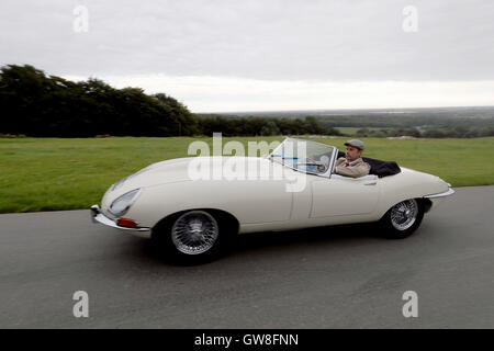 Jaguar E-type auto insieme fuori dalla casa di Goodwood nel West Sussex sull'E-Type Round Britain unità costiere, un 3,600-mile tour costiere della Bretagna, a sostegno del cancro della prostata UK. Foto Stock